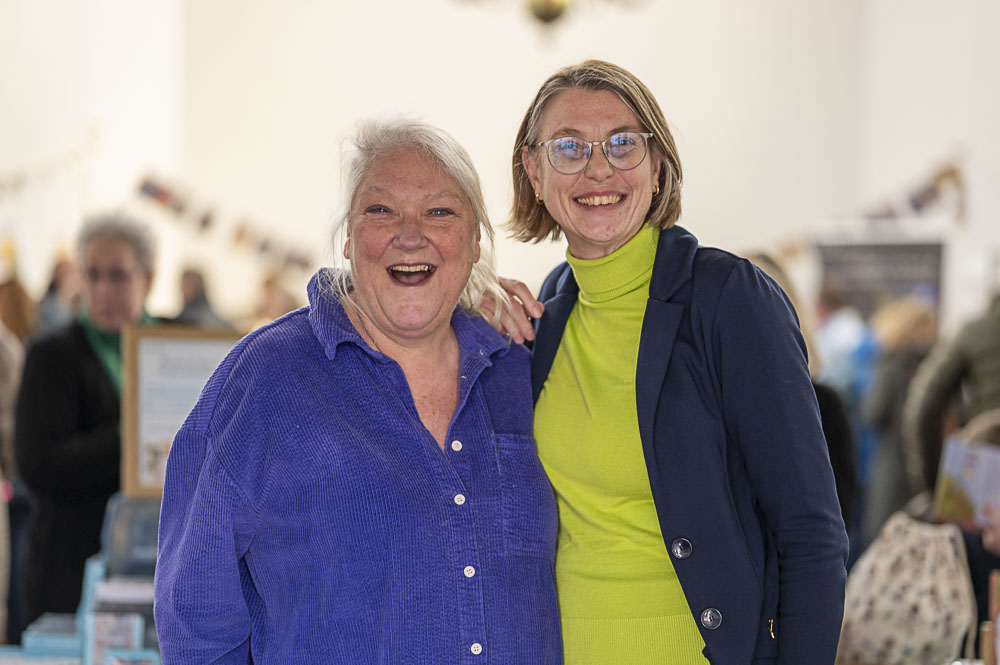 Hanny en Loes tijdens de boekenmarkt van 4boeken in de Agnietenkapel
